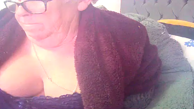 Playful MILF Demi online show from 03-08-26, 01:00