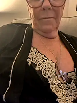 Playful MILF Demi online show from 06-12-26, 09:56