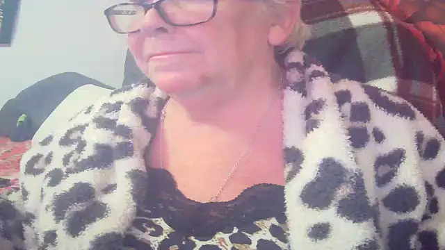Playful MILF Demi online show from 04-28-26, 07:29