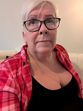 Playful MILF Demi online show from 02-11-26, 09:31