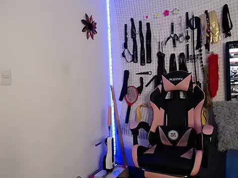 Aron and Queen Annie online show from 12-21-25, 07:37