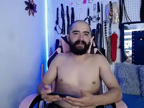 Aron and Queen Annie online show from 12-20-25, 01:41