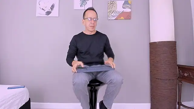 Snapshot of _axelking_ chatting on 10-17-25, 11:45 axelking online show from 10-17-25, 11:45