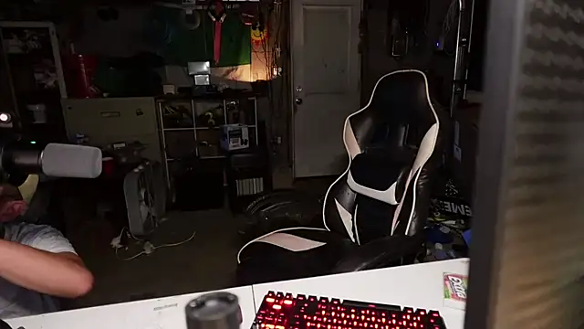 AverageMaleJay online show from 10-05-25, 02:35