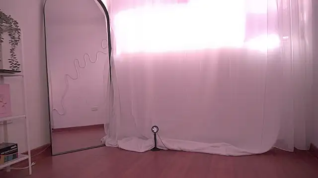 Snapshot of _issy chatting on 10-23-25, 02:16 issy online show from 10-23-25, 02:16