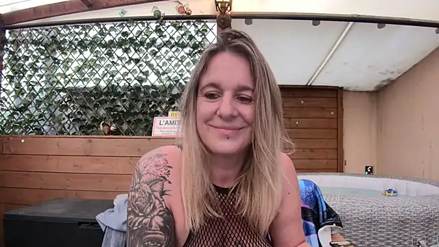 Delichieuse5 online show from 06-17-26, 07:46