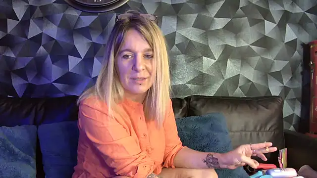 Delichieuse5 online show from 11-30-25, 08:42