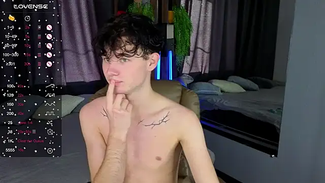 Snapshot of Cute_Mike chatting on 10-19-25, 06:16 Cute Mike online show from 10-19-25, 06:16