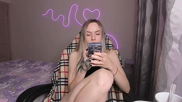 hello kittyyk online show from 04-15-26, 05:28