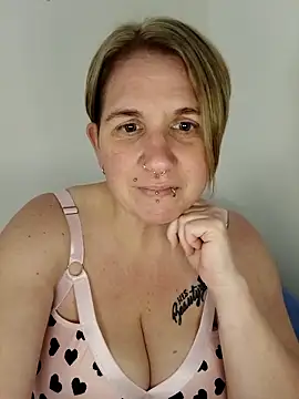 Snapshot of LaceyWestxx chatting on 10-14-25, 05:35 LaceyWestxx online show from 10-14-25, 05:35