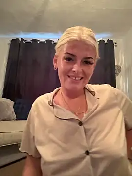 Snapshot of KikiMaexox chatting on 10-10-25, 04:30 KikiMaexox online show from 10-10-25, 04:30