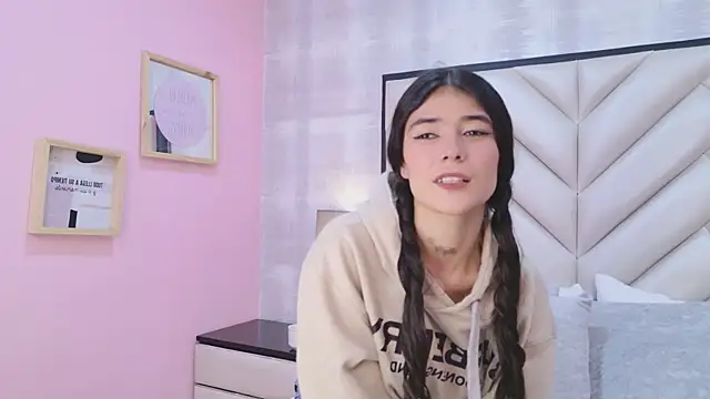 Snapshot of CristalShayy chatting on 01-05-26, 05:27 CristalShayy online show from 01-05-26, 05:27