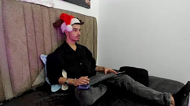 Timothe Evans online show from 12-17-25, 04:06