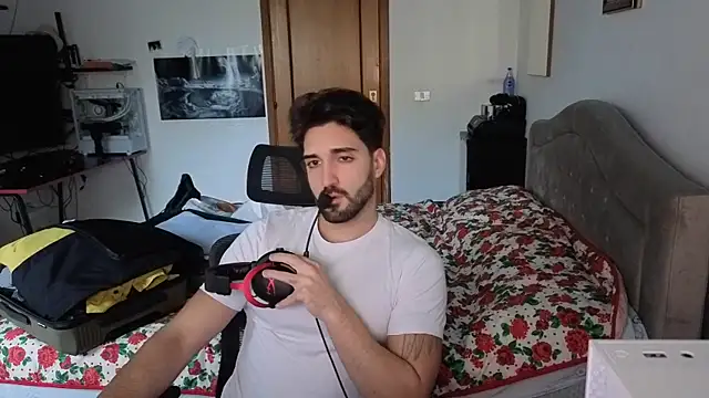 Snapshot of Al3xox02 chatting on 01-10-26, 02:45 Al3xox02 online show from 01-10-26, 02:45