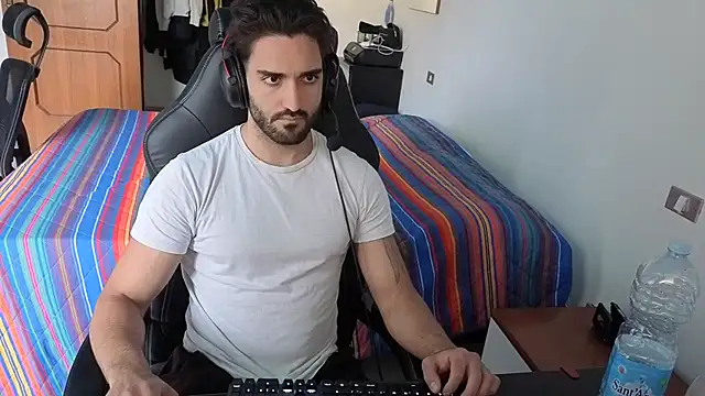 Al3xox02 online show from 04-15-26, 01:37