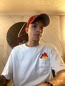 Snapshot of santyrestrepo chatting on 11-28-25, 06:57 santyrestrepo online show from 11-28-25, 06:57
