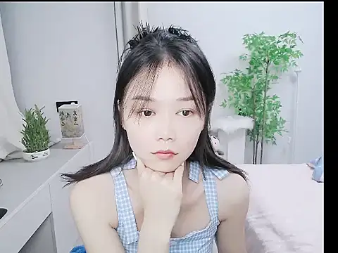 Snapshot of mili0923 chatting on 10-16-25, 12:35 mili0923 online show from 10-16-25, 12:35