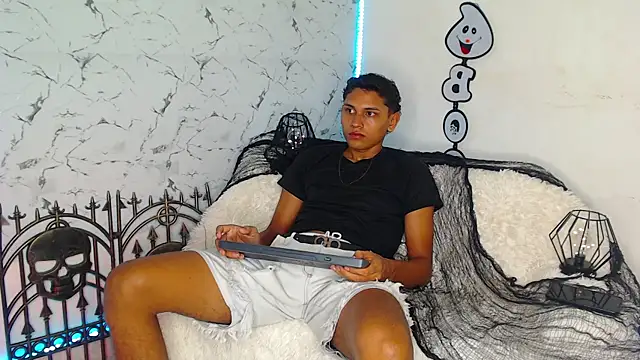 Snapshot of the_crackopry chatting on 10-05-25, 04:53 the crackopry online show from 10-05-25, 04:53