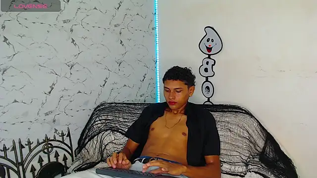 Snapshot of the_crackopry chatting on 10-07-25, 12:28 the crackopry online show from 10-07-25, 12:28