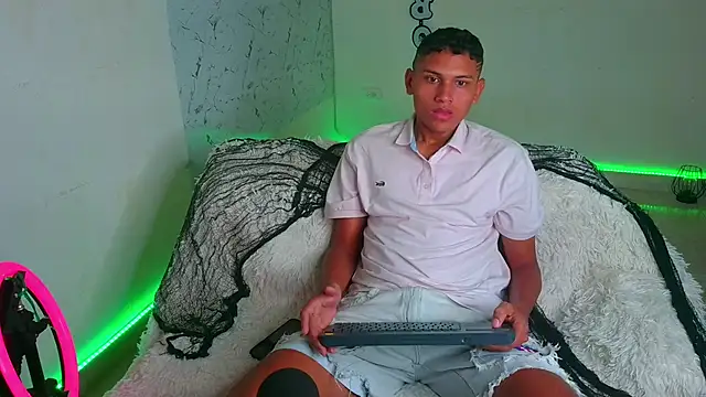 Snapshot of the_crackopry chatting on 10-11-25, 01:45 the crackopry online show from 10-11-25, 01:45