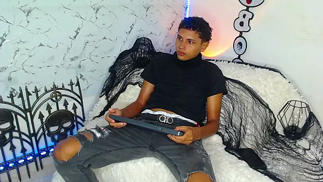 Snapshot of the_crackopry chatting on 10-06-25, 01:23 the crackopry online show from 10-06-25, 01:23