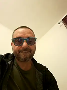 Snapshot of Bobbydoo chatting on 10-10-25, 08:42 Bobbydoo online show from 10-10-25, 08:42