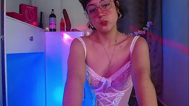 Snapshot of zora_blue777 chatting on 10-18-25, 02:46 zora blue777 online show from 10-18-25, 02:46