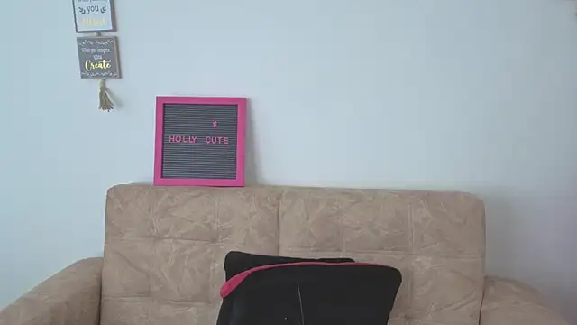 hollycute   online show from 12-18-25, 07:07