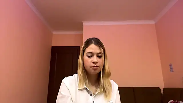 Snapshot of SweetyLolys chatting on 10-21-25, 04:06 SweetyLolys online show from 10-21-25, 04:06