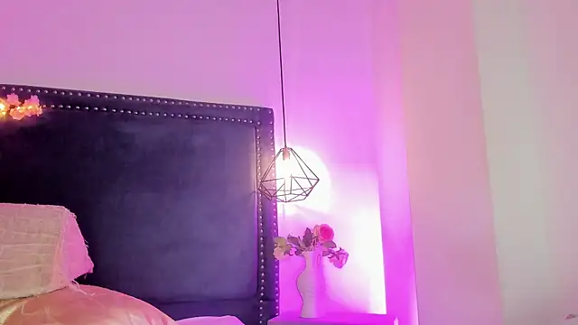 Emma Saylor online show from 04-17-26, 09:06