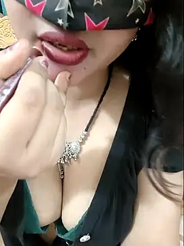 Snapshot of Beauty_Queen_Soniya chatting on 04-19-26, 06:10 Beauty Queen Soniya online show from 04-19-26, 06:10