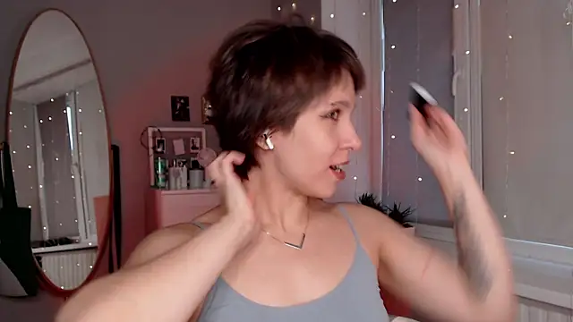 Snapshot of YourHotExSAndra chatting on 10-22-25, 01:32 YourHotExSAndra online show from 10-22-25, 01:32