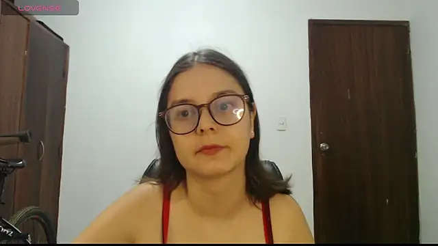 Snapshot of CarlaLorez chatting on 10-28-25, 01:39 CarlaLorez online show from 10-28-25, 01:39