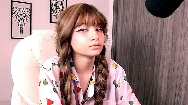 Snapshot of EmuOtori chatting on 10-15-25, 11:29 EmuOtori online show from 10-15-25, 11:29