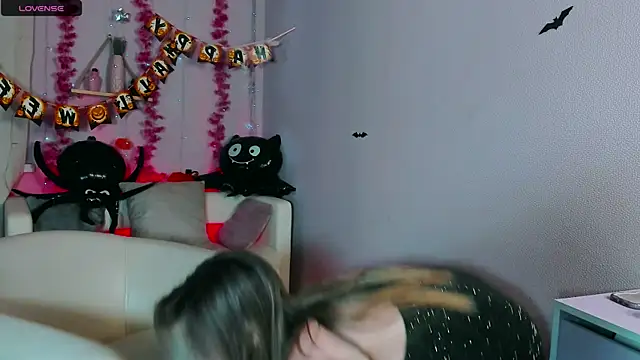  BellaClark online show from 10-31-25, 08:49