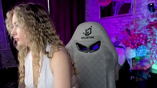  BellaClark online show from 10-22-25, 01:32