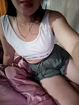 Snapshot of miemie-xx chatting on 10-22-25, 12:32 miemie-xx online show from 10-22-25, 12:32