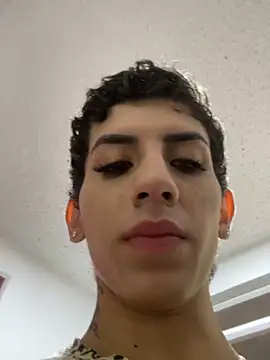 Snapshot of SiaraRealist chatting on 11-01-25, 09:19 SiaraRealist online show from 11-01-25, 09:19