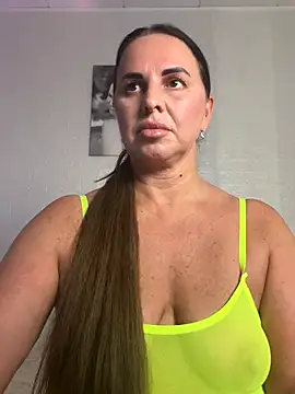 Snapshot of MIRAA_LUV chatting on 10-22-25, 08:08 MIRAA LUV online show from 10-22-25, 08:08
