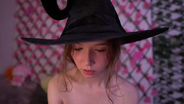 Petite Polly online show from 10-28-25, 06:07