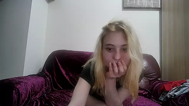 Snapshot of cinnamon-xx chatting on 05-14-26, 01:35 cinnamon-xx online show from 05-14-26, 01:35