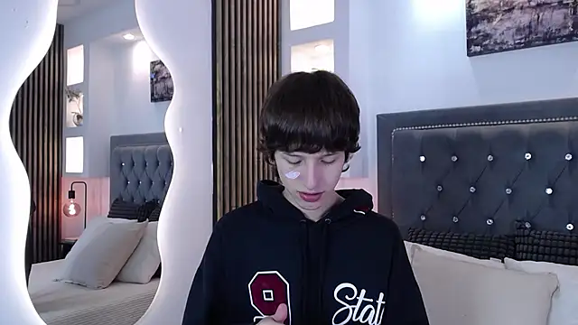 Emo Boy  online show from 04-10-26, 08:27