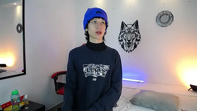 Emo Boy  online show from 12-17-25, 12:32