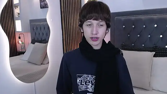 Snapshot of Emo_Boy_ chatting on 05-12-26, 08:37 Emo Boy online show from 05-12-26, 08:37