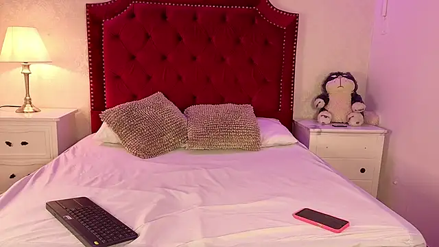 Sara Collinss  online show from 11-24-25, 11:54