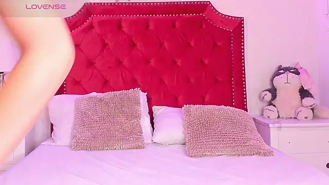 Snapshot of Sara_Collinss_ chatting on 10-14-25, 11:33 Sara Collinss online show from 10-14-25, 11:33