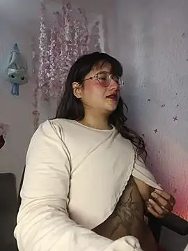 Snapshot of Emilycollei chatting on 05-18-26, 03:06 Emilycollei online show from 05-18-26, 03:06