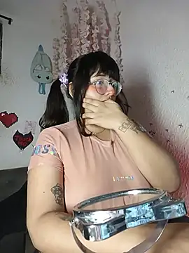 Snapshot of Emilycollei chatting on 05-21-26, 04:43 Emilycollei online show from 05-21-26, 04:43