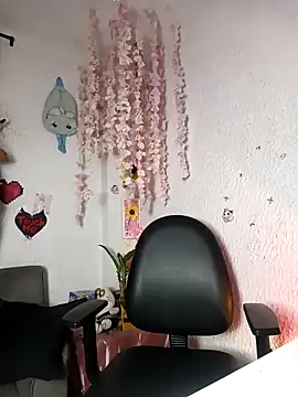 Snapshot of Emilycollei chatting on 05-07-26, 05:11 Emilycollei online show from 05-07-26, 05:11