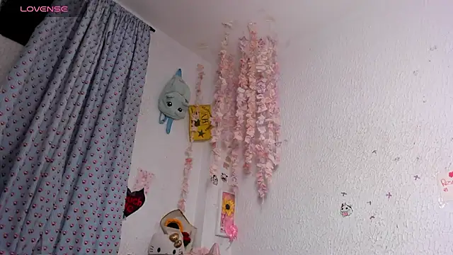 Snapshot of Emilycollei chatting on 07-18-26, 06:55 Emilycollei online show from 07-18-26, 06:55